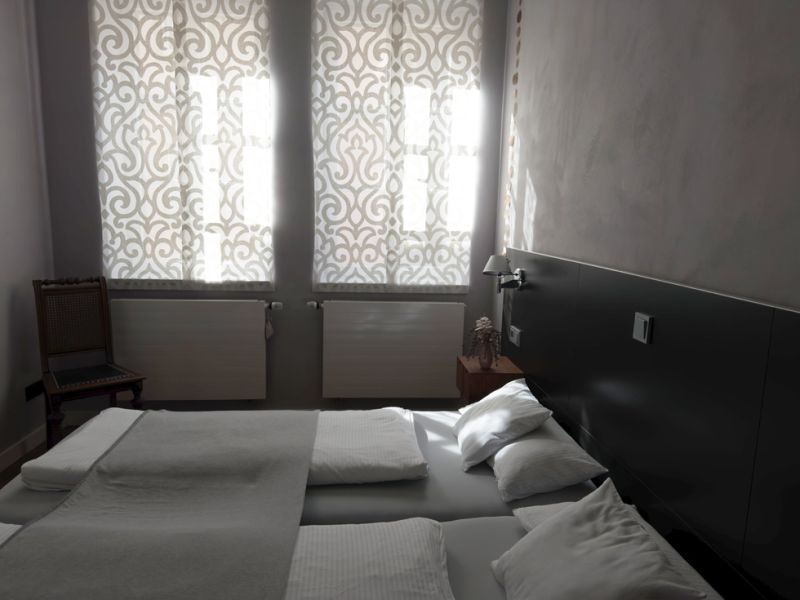 Schlafzimmer 2 mit Doppelbett und zwei Fenstern