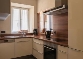 Küche mit hellen Fronten und holzfarbener Arbeitsplatte