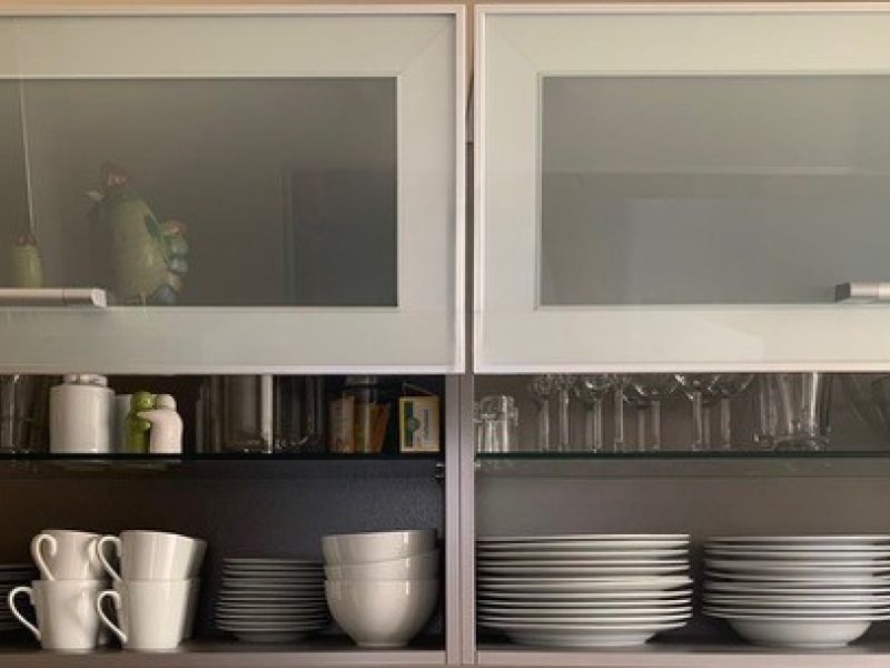 Geschirrschrank mit Tassen, Gläsern, Tellern und Schüsseln