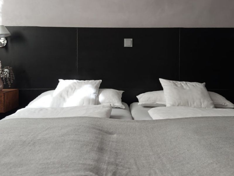 Schlafzimmer 2 mit Blick auf das Doppelbett.