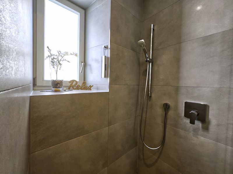 Geräumige Dusche
