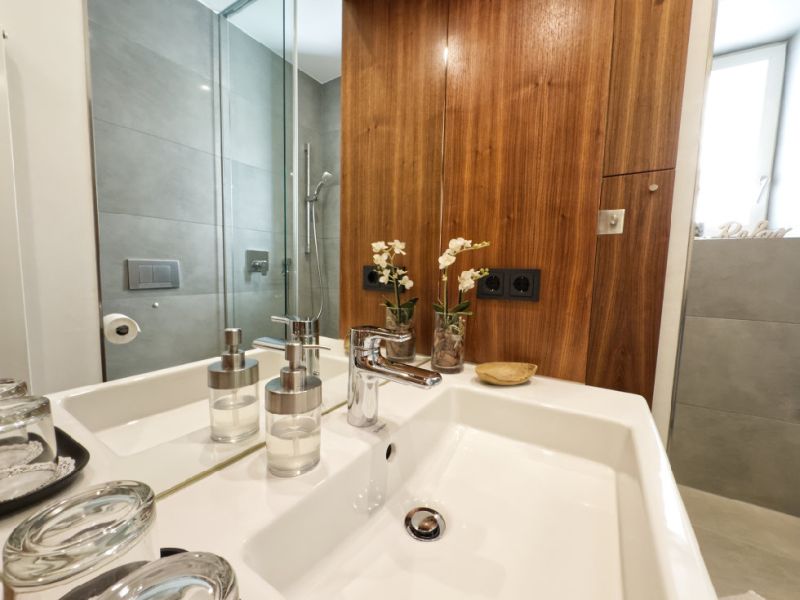 Bad mit großem Waschbecken, Spiegel und begehbarer Dusche