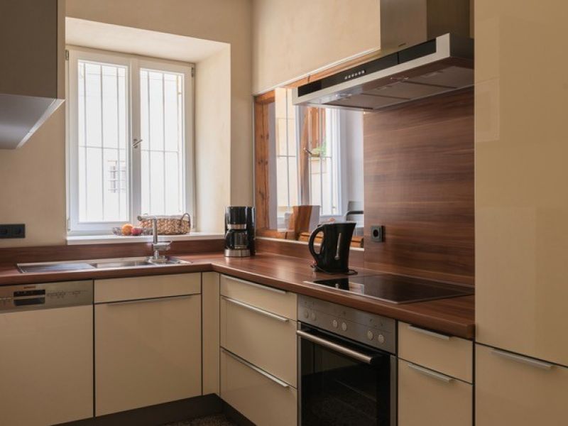 Moderne Küche mit Backofen, Kochfeld, Spüle und Kaffeemaschine