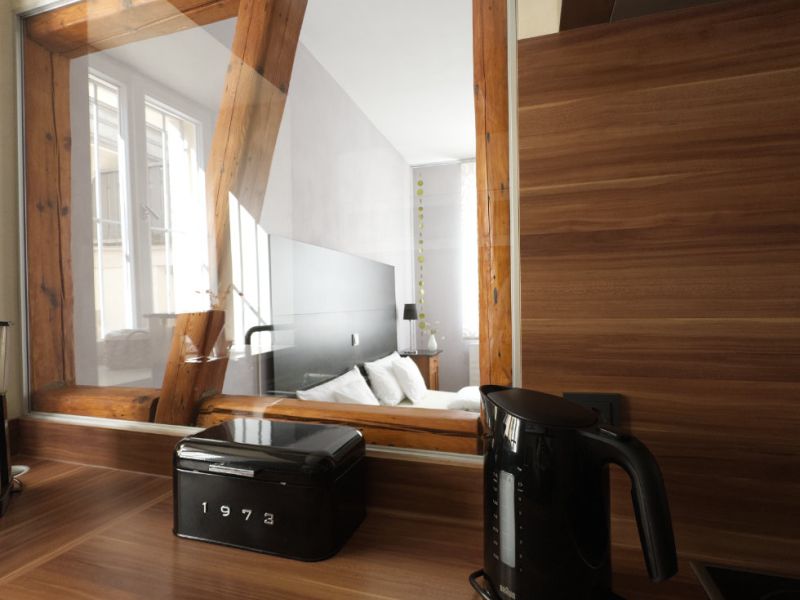 Blick von der Küche durch das Innenfenster in Schlafzimmer 1