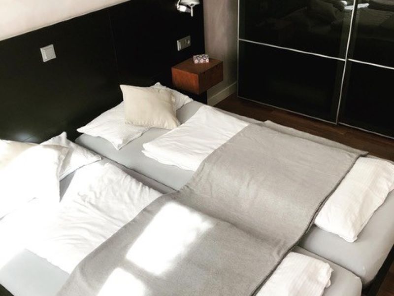 Schlafzimmer 2 mit Doppelbett und schwarzem Kleiderschrank