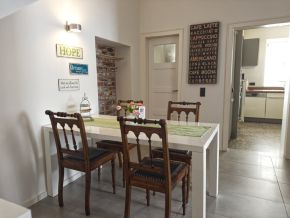 Flur und Essbereich mit weißem Tisch und 4 Holzstühlen